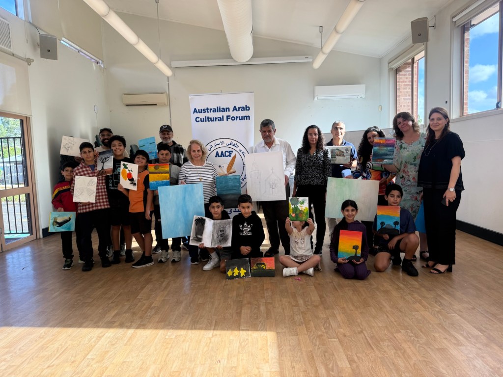 تمت اليوم الاحد ١٨/١/٢٠٢٦ ورشة الرسم الأولى لسنة ٢٠٢٦ من مهرجان الرسم الذي ينظمه المنتدى الثقافي الأسترالي العربي، ولقد شارك في الورشة عدد من العائلات والمشاركين والمشاركات، ولقد أمضى الجميع وقتًا ممتعًا في ممارسة الرسم والتلوين والتحدث بمواضيع اجتماعية مختلفة، شكرًا لجميع المشاركين، شكرًا للفنانة التشكيلية اليانا عيد ومنسقة الورشة السيدة كيلدا شعلان، كل الشكر للجهات الداعمة Home Affairs & STARTTS