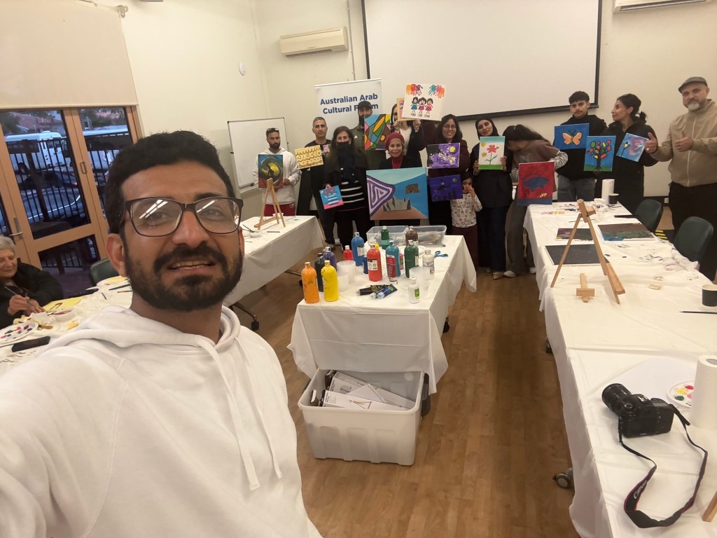 تمت يوم الاحد في ٥/ ٧/ ٢٠٢٦ ورشة رسم ضمن برنامج مهرجان الرسم الذي يقيمه المنتدى الثقافي الاسترالي العربي لسنة ٢٠٢٦، ولقد أمضى المشاركون اوقاتًا سعيدة ومفيدة في تعلم فن الرسم والتلوين، بإشراف الفنان التشكيلي الشاب الموهوب احمد نجم، شكرًا لجميع المشاركين وللجهات&nbsp;المانحة&nbsp;